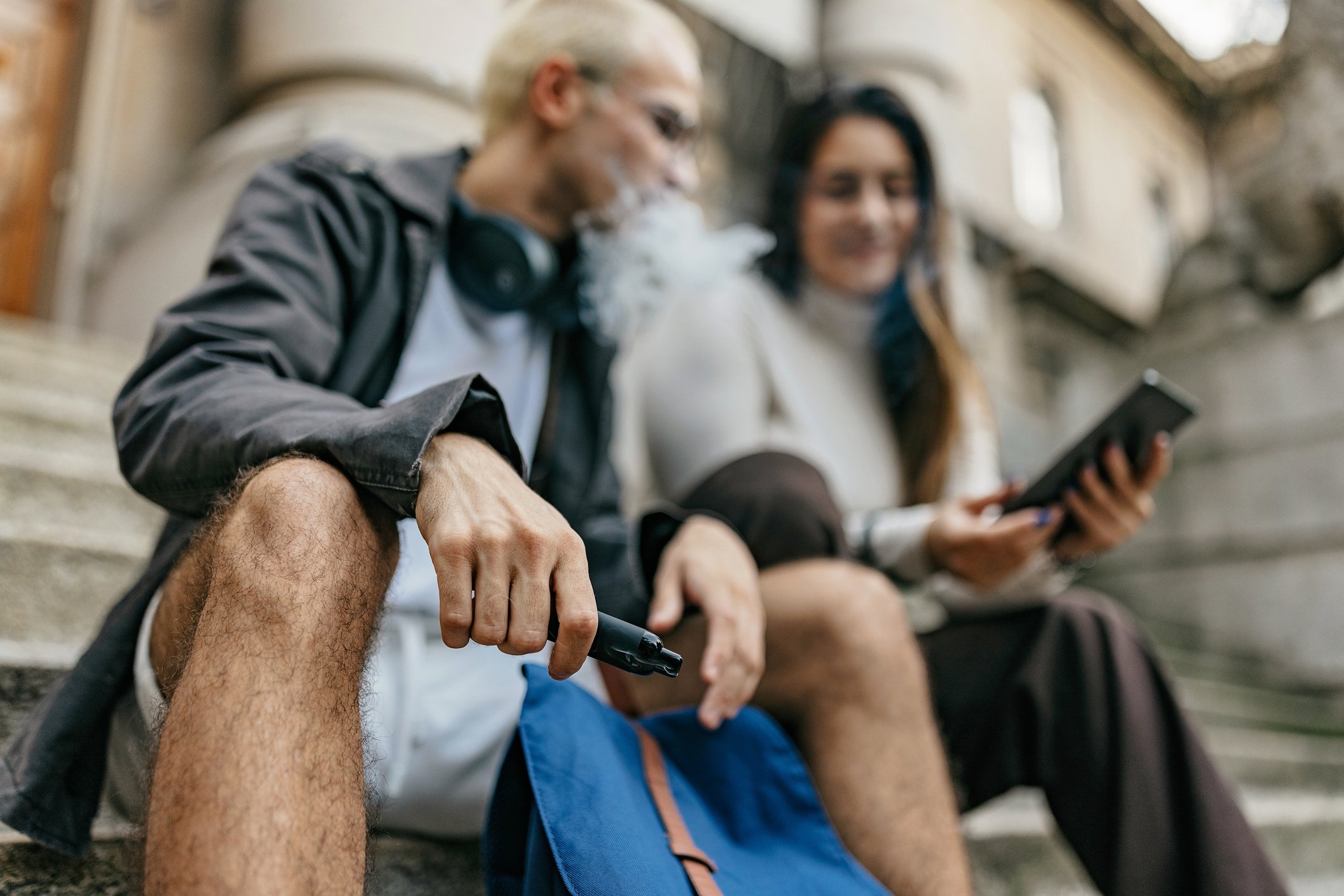 Man holding a vape pen